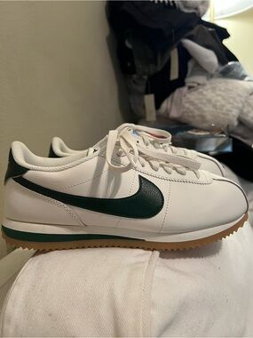 NEW Women’s Nike Cortez Leather Sneakers